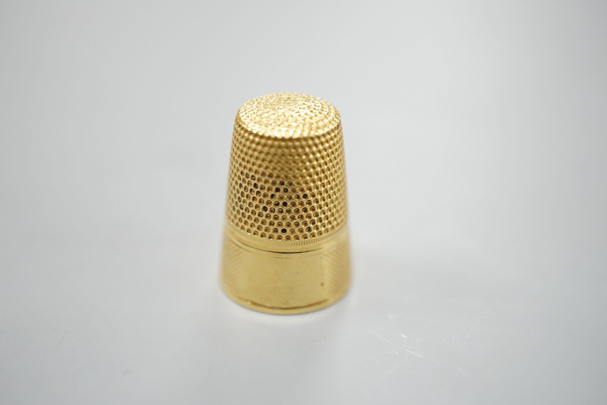 A 750 yellow metal thimble, 23mm